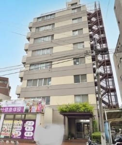 8階部分の3方向角部屋住戸につき陽当り・眺望良好　最寄り駅徒歩10分圏内　新規内装リフォーム　安心のアフターサービス保証付き　住宅ローン減税適合物件(外観)