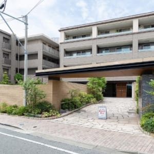 4階建て1階部分の南向き住戸　大切なペットと一緒に暮らせます　宅配ボックス・オートロック完備　新規内装リフォーム済み　住宅ローン減税適合物件(外観)