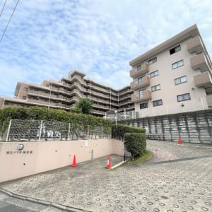 8階建て2階部分の西向き住戸　専用庭付き　オートロック完備　新規内装リフォーム　安心のアフターサービス保証付き　住宅ローン減税適合物件(外観)