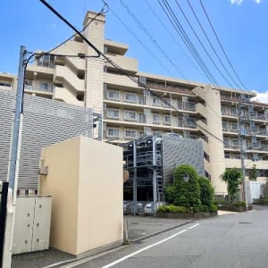 大切なペットと一緒に暮らせます　陽当り良好な南東向き住戸　宅配ボックス・オートロック完備　新規内装リフォーム　安心のアフターサービス保証付き　住宅ローン減税適合物件(外観)