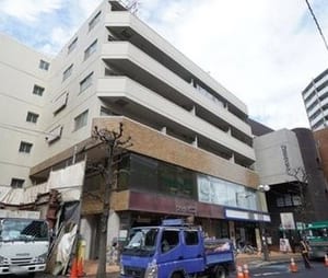 南西向き住戸につき陽当り良好　2駅2路線利用可能　最寄り駅徒歩5分圏内　新規内装リノベーション　安心のアフターサービス保証付き(外観)