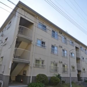 南東角部屋3階住戸で陽当り・通風良好　大切なペットと一緒に暮らせます　新規内装リフォーム　住宅ローン減税適合物件(外観)