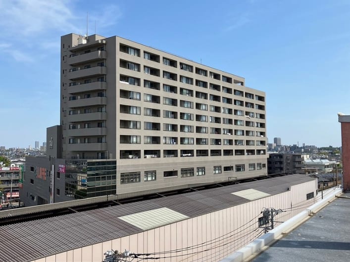 12階建て9階部分の南西角部屋住戸のため陽当り・眺望良好　三面バルコニーにつき通風良好　新規内装リノベーション　安心のアフターサービス保証付き　住宅ローン減税適合物件(外観)