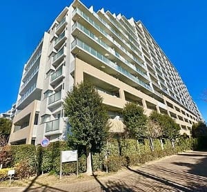 2階部分の東・北・西向き3方角住戸　大切なペットと一緒に暮らせます　新規内装リフォーム済み　住宅ローン減税適合物件(外観)