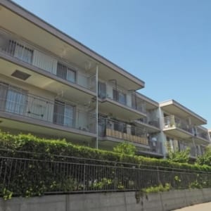 南東向き住戸につき陽当り良好　専用庭付き住戸　新規内装リフォーム　住宅ローン減税適合物件(外観)